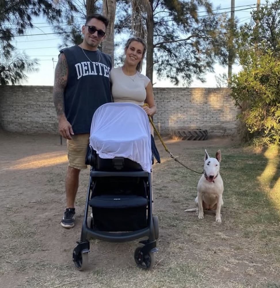 Familia junto a su perro tranquilo en la escuela Del Arrabal